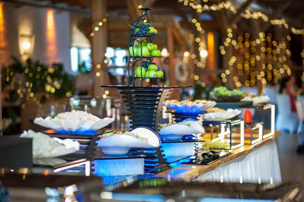 festlich gedeckter tisch bei einer russische hochzeit